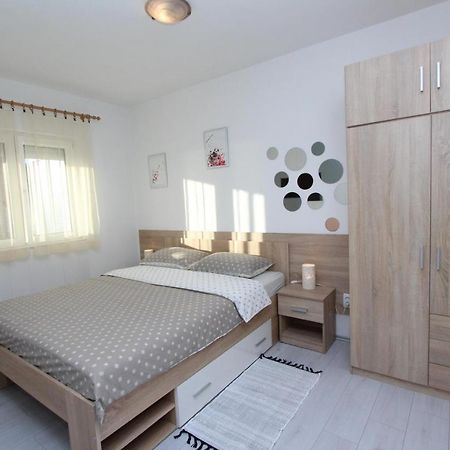 Apartments And Room Eva Rovigno Esterno foto