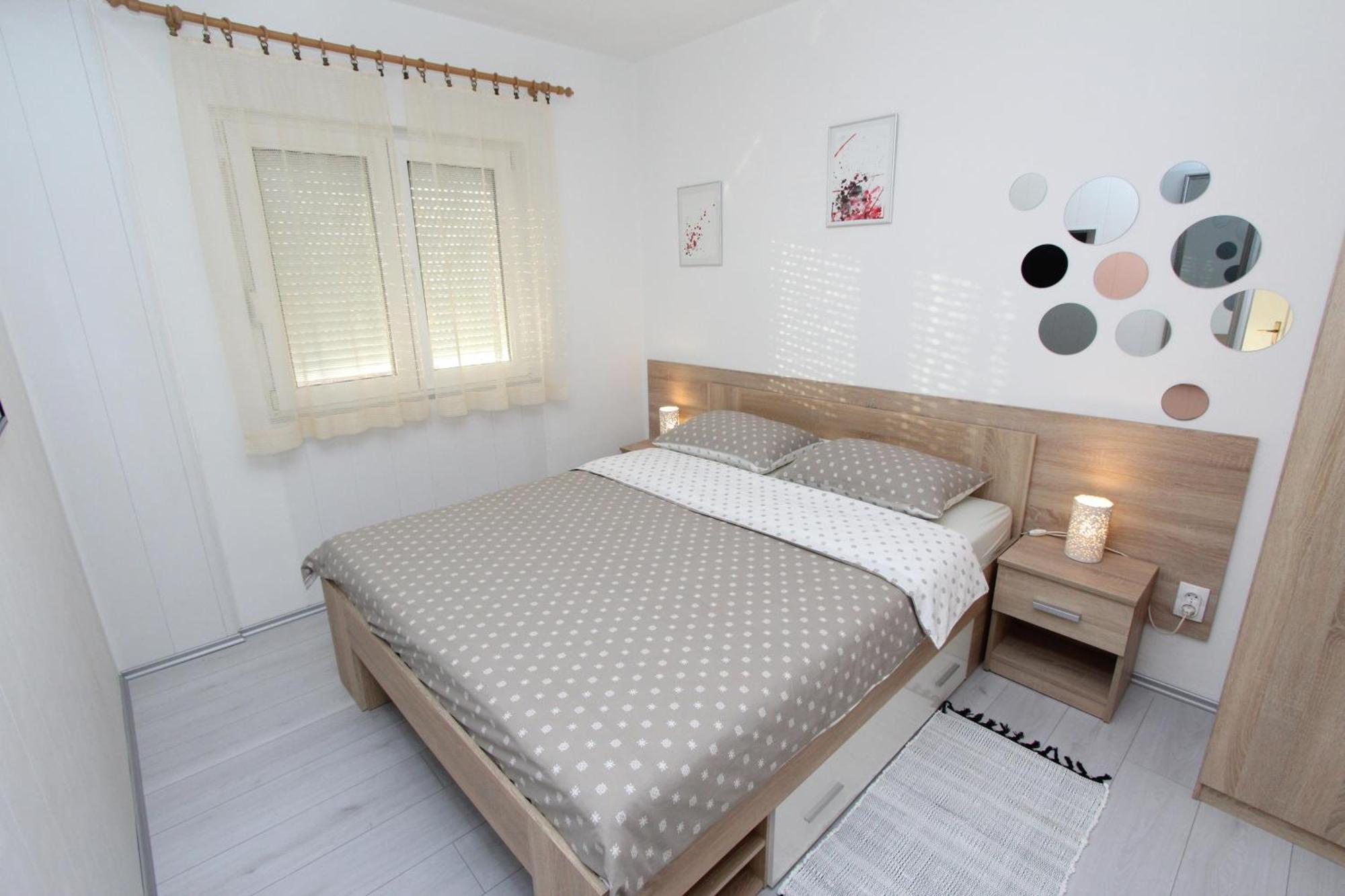 Apartments And Room Eva Rovigno Esterno foto