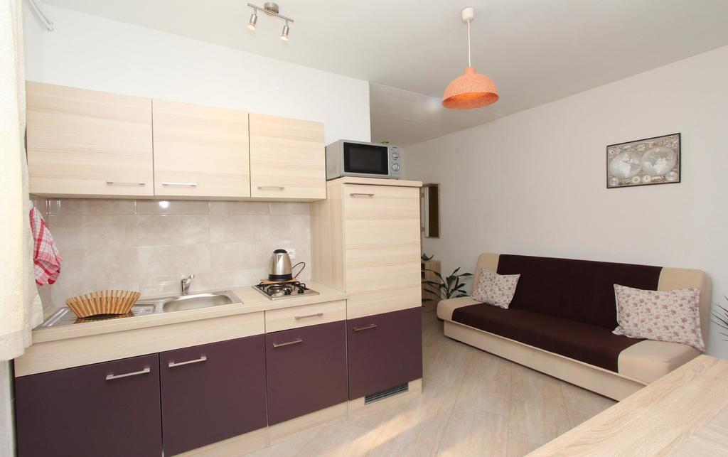 Apartments And Room Eva Rovigno Esterno foto