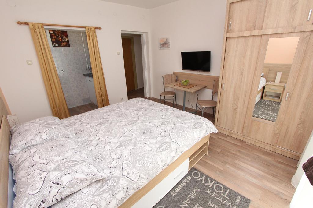Apartments And Room Eva Rovigno Esterno foto