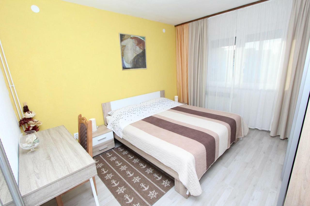 Apartments And Room Eva Rovigno Esterno foto