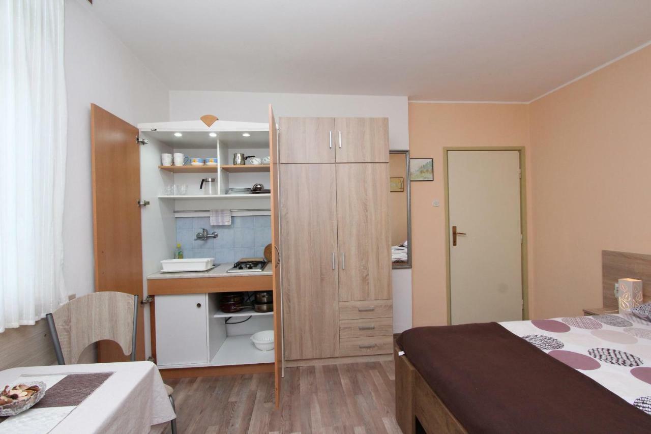 Apartments And Room Eva Rovigno Esterno foto