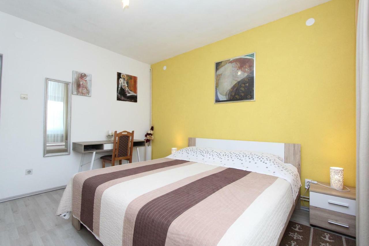 Apartments And Room Eva Rovigno Esterno foto