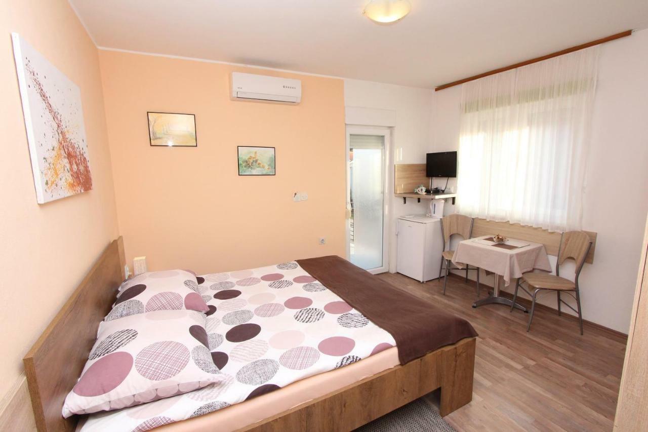 Apartments And Room Eva Rovigno Esterno foto