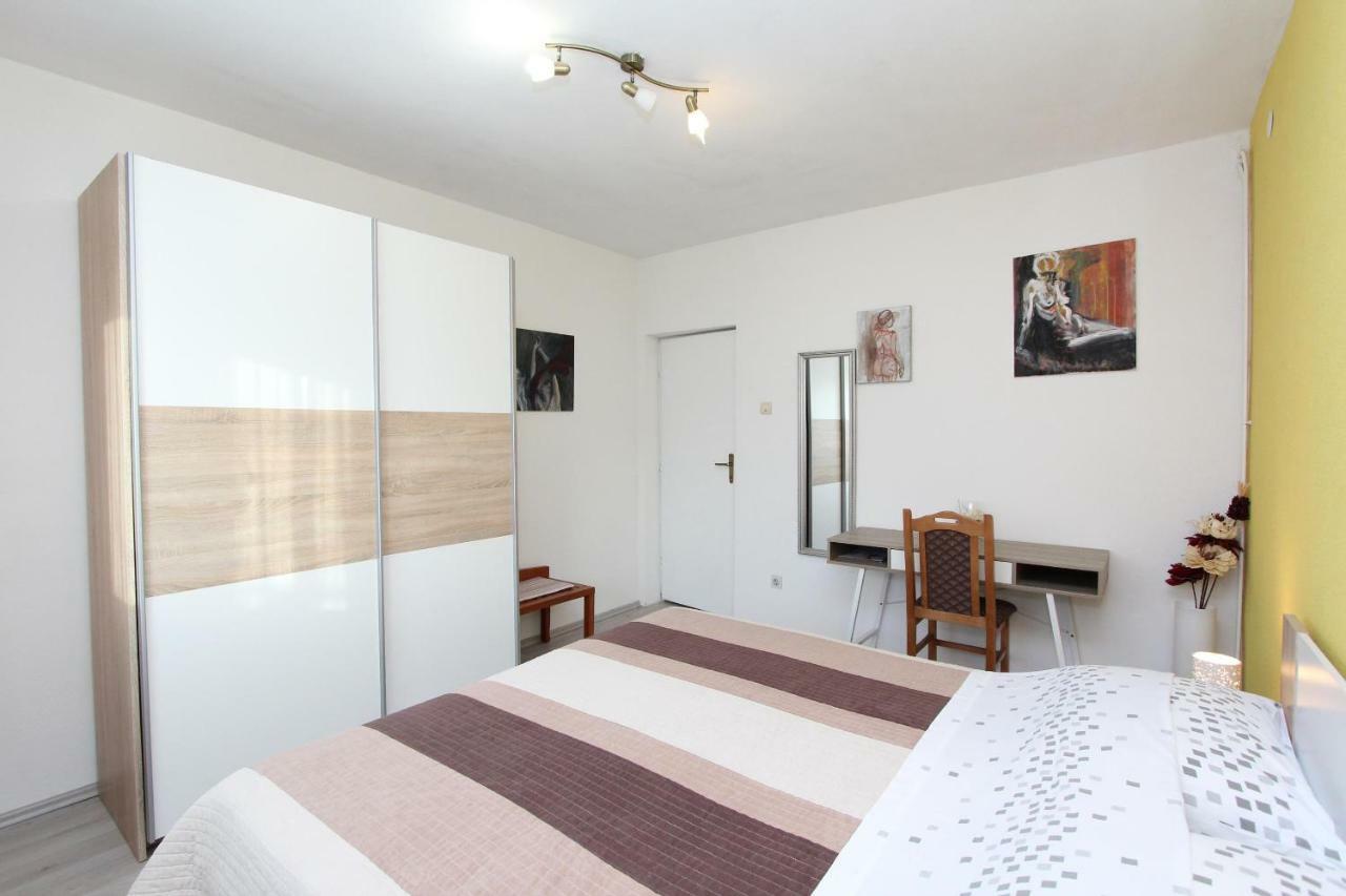 Apartments And Room Eva Rovigno Esterno foto