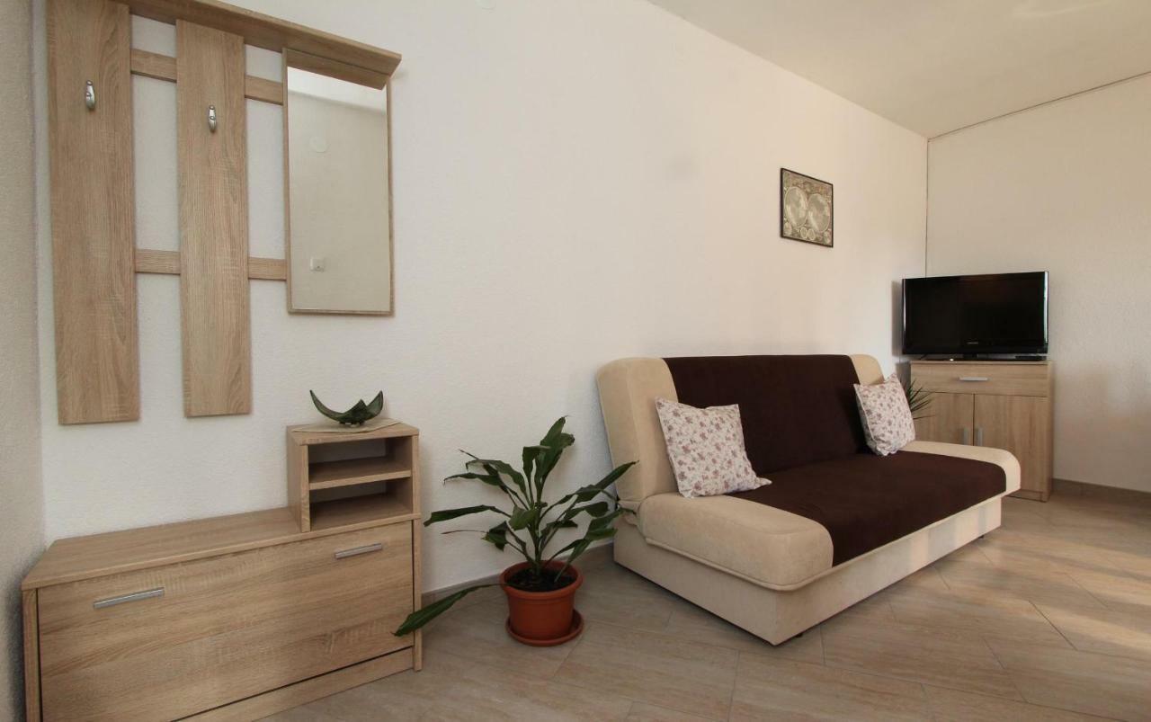 Apartments And Room Eva Rovigno Esterno foto