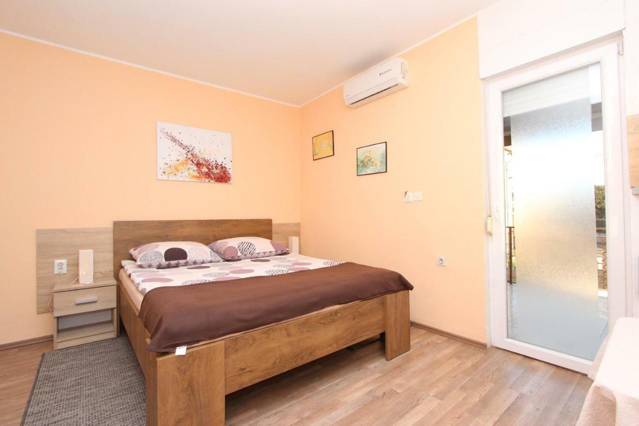 Apartments And Room Eva Rovigno Esterno foto