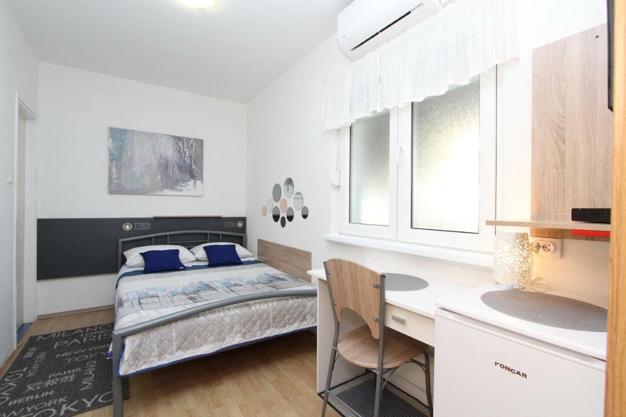 Apartments And Room Eva Rovigno Esterno foto