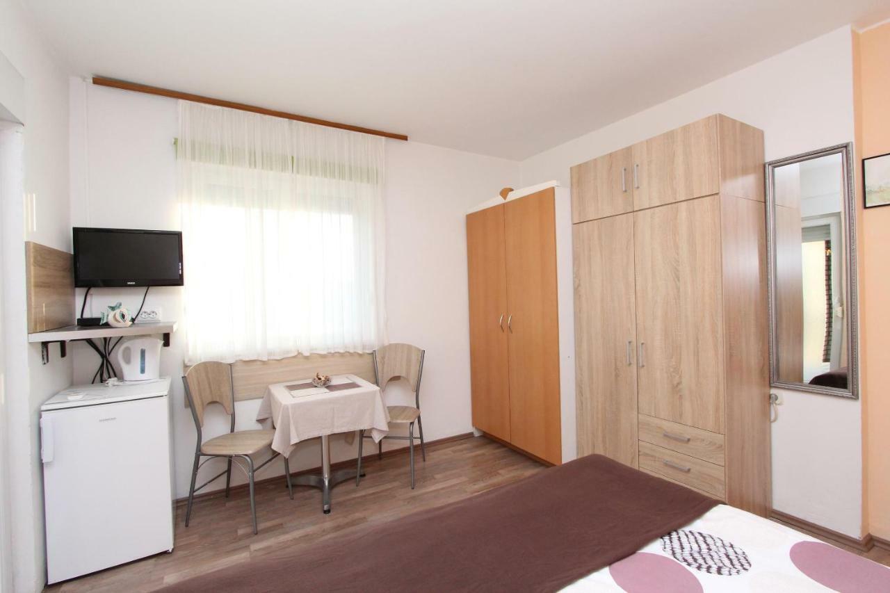 Apartments And Room Eva Rovigno Esterno foto