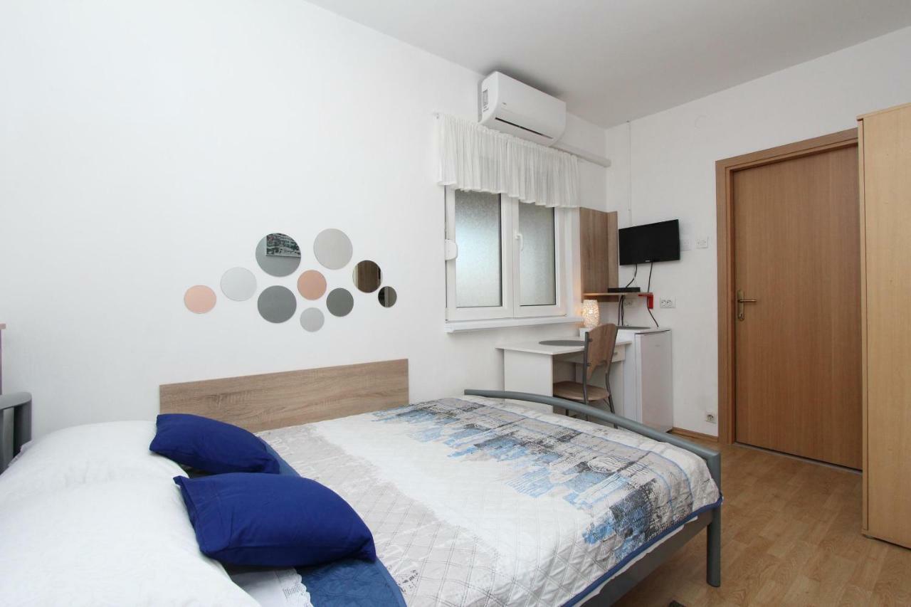 Apartments And Room Eva Rovigno Esterno foto