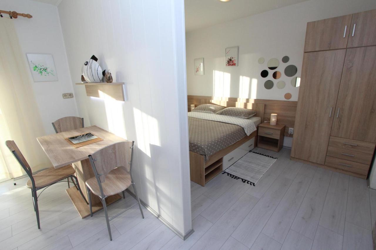 Apartments And Room Eva Rovigno Esterno foto