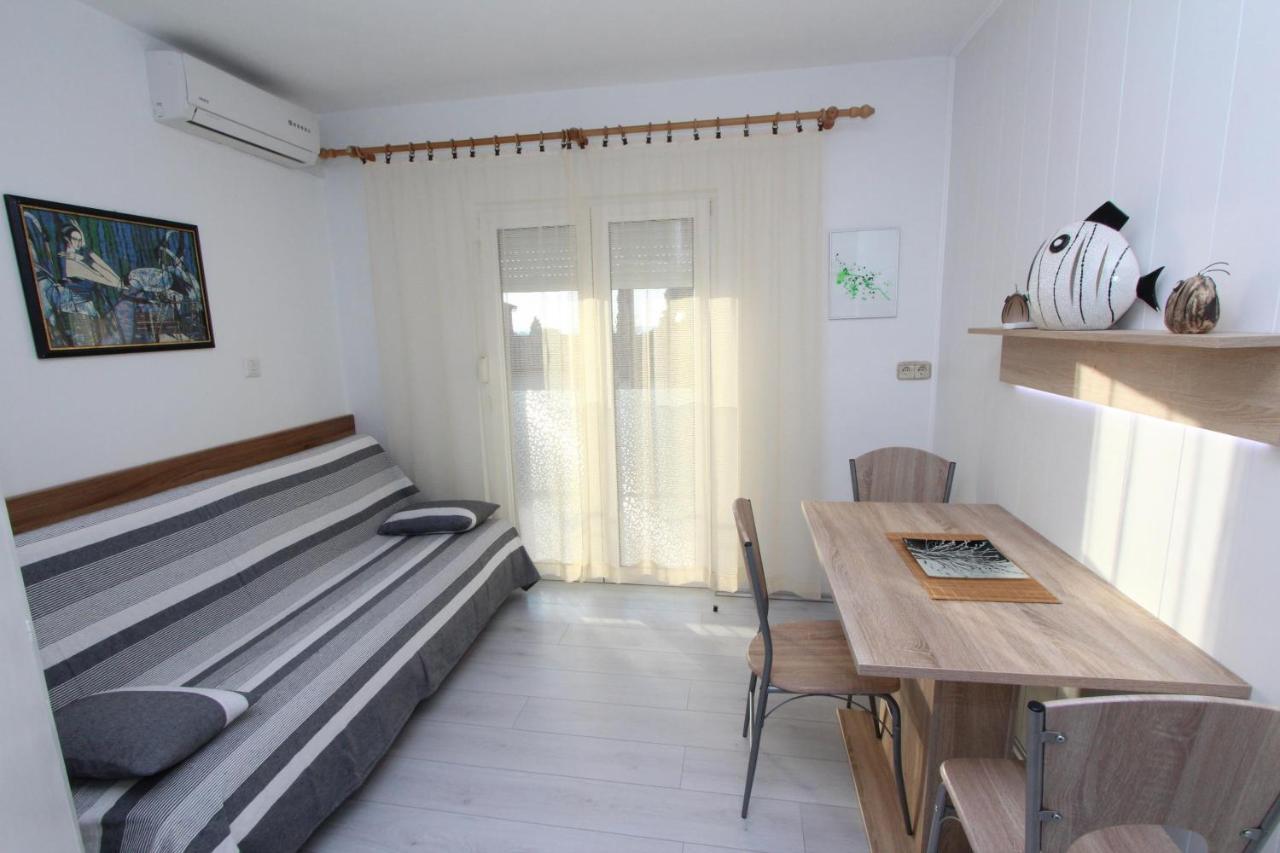 Apartments And Room Eva Rovigno Esterno foto