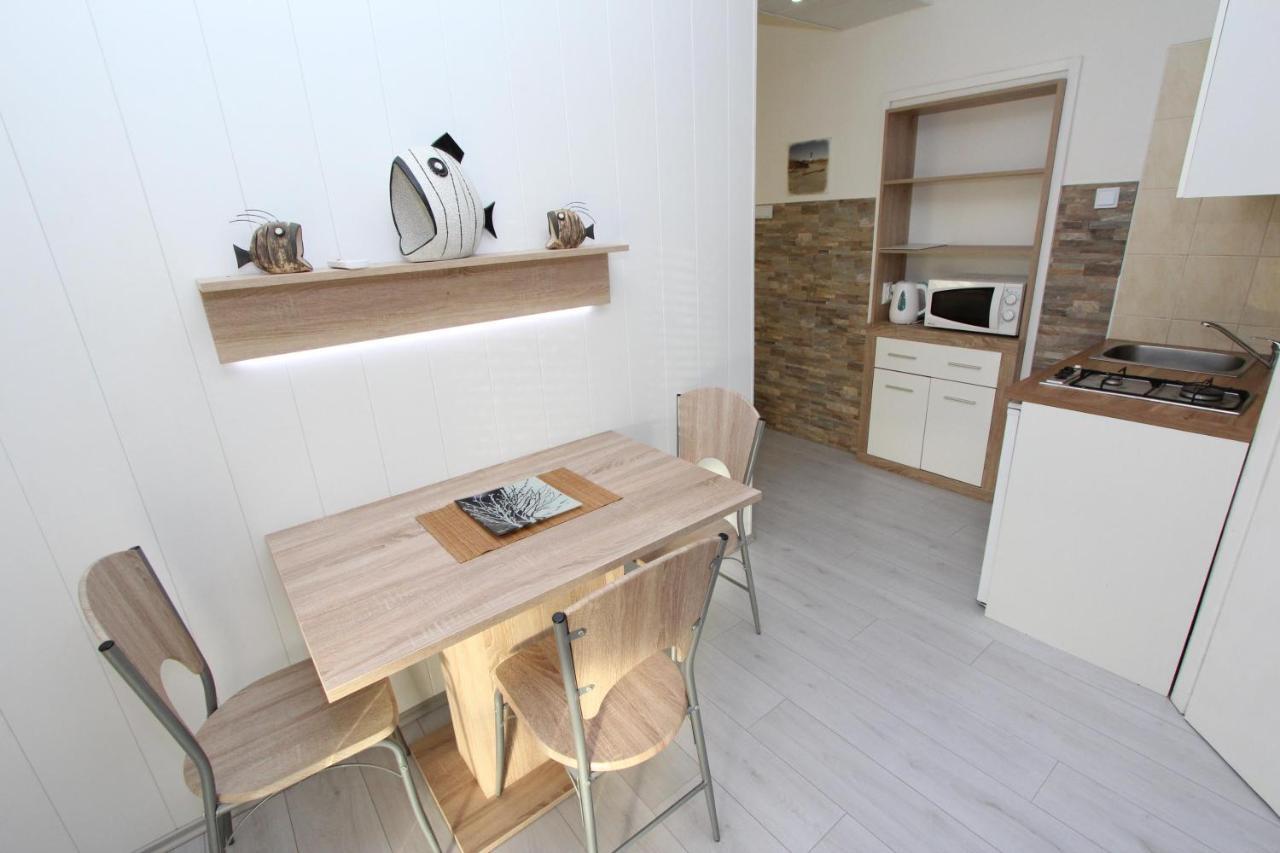 Apartments And Room Eva Rovigno Esterno foto
