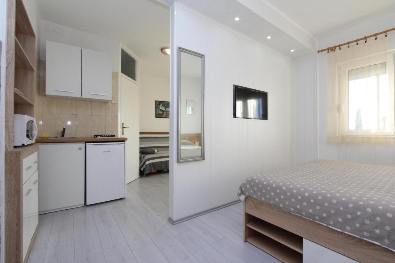 Apartments And Room Eva Rovigno Esterno foto