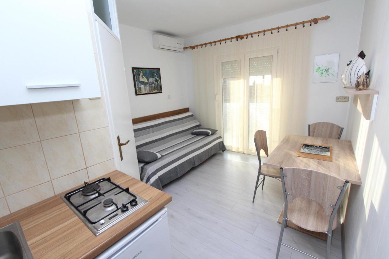 Apartments And Room Eva Rovigno Esterno foto