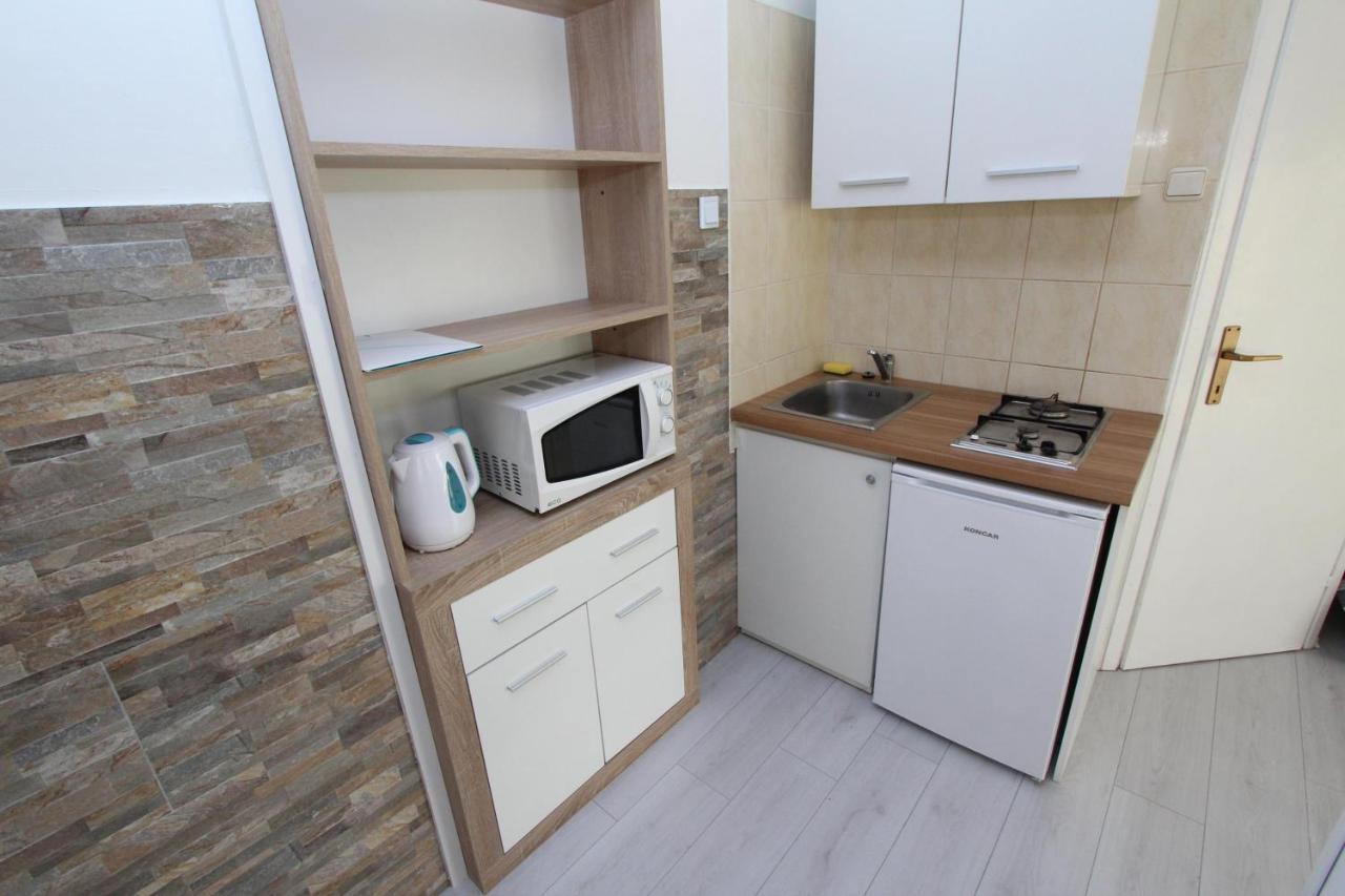 Apartments And Room Eva Rovigno Esterno foto